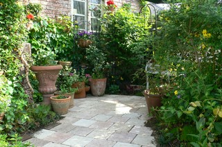 南側春のエントランス