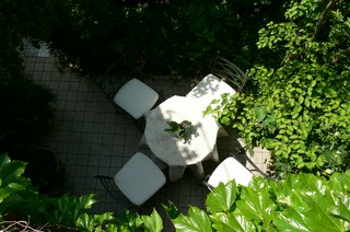 エントランスから庭に！