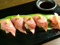 肩ロースハネシタの部分 軽く炙ってにぎりました、贅沢な逸品です。