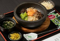 和風の石焼きピビンパです。お好みで韓国味噌をおいれください。