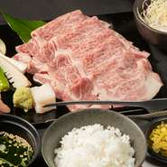 Wagyu Grilled Shabu-Shabu LunchSet
追加黒毛和牛ロース焼きしゃぶ肉一人前：2,000円
別途ランチチャージ100円と10%サービス料を頂いております。