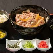 Wagyu Chuck Beef Bowl Set（Salad・Soup・Pickles）
ごはん大盛　100円／お肉大盛　400円／生玉子　150円／温泉玉子　200円／お持ち帰り　1,400円
別途ランチチャージ100円と10%サービス料を頂いております。