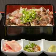 Wagyu Beef “Yakiniku” Lunch Box Set（Salad・Soup・Pickles）
ごはん大盛100円／お肉大盛600円／生玉子150円／温泉玉子200円／お持ち帰り1,600円
別途ランチチャージ100円と10%サービス料を頂いております。