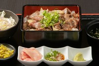 Wagyu Beef “Yakiniku” Lunch Box Set(Salad・Soup・Pickles)
ごはん大盛100円/お肉大盛600円/生玉子150円/温泉玉子200円/お持ち帰り1,600円
別途ランチチャージ100円と10%サービス料を頂いております。