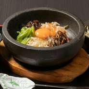 Stone Roasted Bibimbap Set（Salad・Soup・Pickles）
にんにく・唐辛子を使っていない、あっさり和風のピビンパです。
別途ランチチャージ100円と10%サービス料を頂いております。
