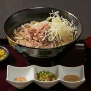 Japnese Noodle With SHABUSHABU Beef
素うどん単品　700円／
ランチタイムは.お一人様100円の個室チャージと10%サービス料を頂いております。