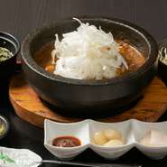 Stone Roasted Beef Tendon Curry Set（Salad・Soup・Pickles）
ごはん大盛100円／お肉大盛500円／生玉子150円／温泉玉子200円／お持ち帰り1,400円
別途ランチチャージ100円と10%サービス料を頂いております。