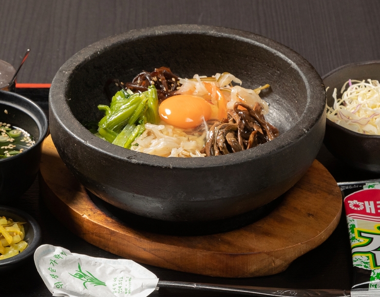Stone-grilled Japanese-style bibimbap (with salad, soup and pickles)