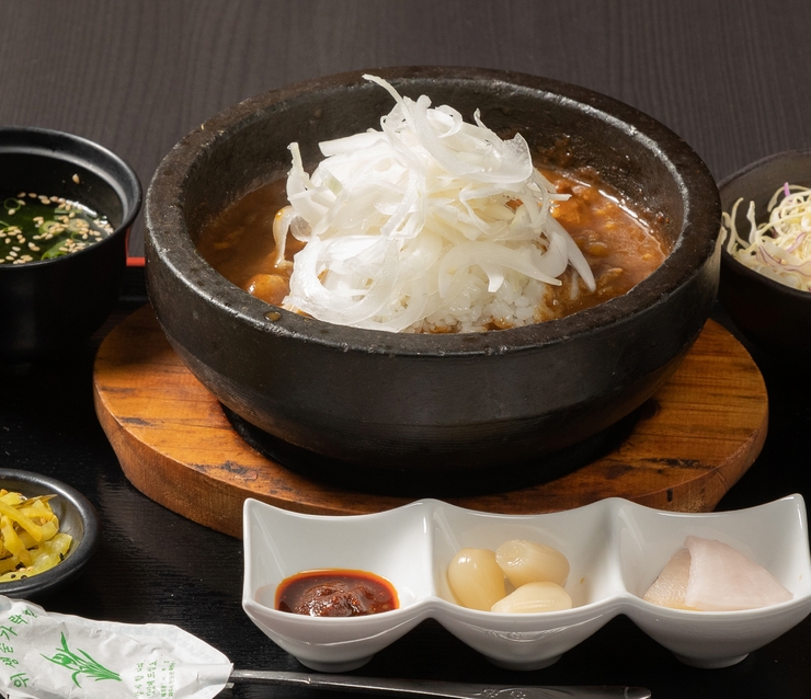 和牛牛筋石烤咖喱（附沙拉、汤、泡菜）