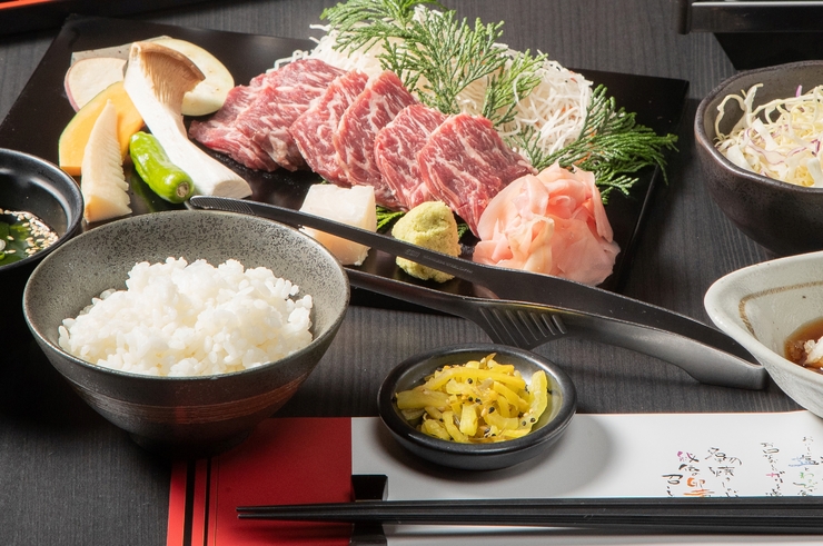 Makan siang yakiniku steak rok domestik (steak rok domestik, salad, sup, nasi, acar)