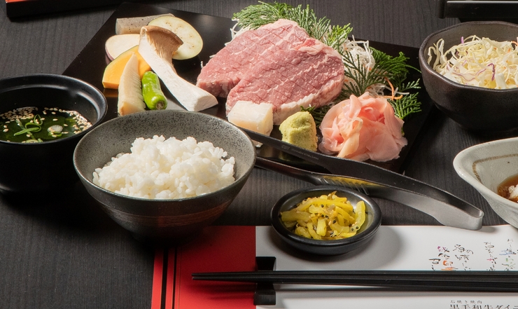 Bữa trưa thịt nướng phi lê cao cấp (thịt phi lê, salad, súp, cơm, dưa chua)