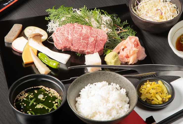 มื้อกลางวันเนื้อสันในวัว เนื้อวัวญี่ปุ่นสายพันธุ์แบล็ค ย่าง ยากินิกุ (เนื้อย่างสไตล์ญี่ปุ่น) (สลัด ซุป ข้าว ผักดอง)