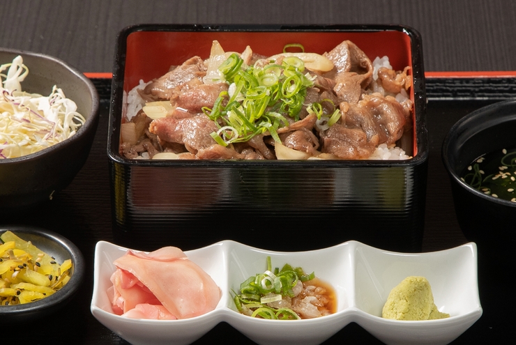 Wagyu beef shoulder roast bento (with salad, soup and pickles)