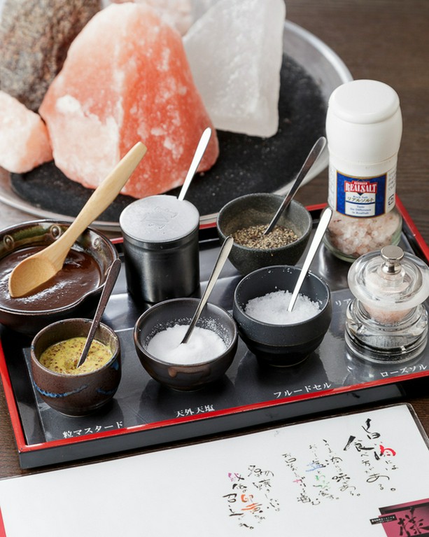 神戸ビーフ・黒毛和牛を塩・特製わさび・ポン酢・たまごだれで。