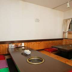 掘りごたつ式でゆっくりお肉を味わえるからファミリー向き