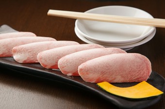 【大星園】に来たら必ず食べたい『上塩タン』。白さはサシの多さ