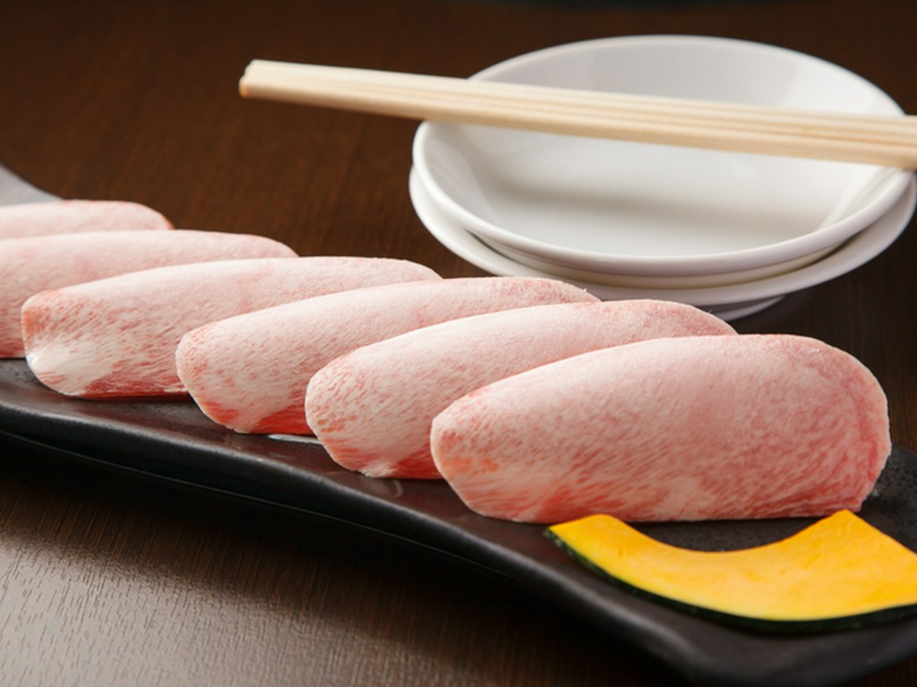 特におすすめなのは白い「上塩タン」。行ったらぜひ味わってみて