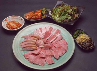 美味しいお肉とボリュームタップリのお料理をご堪能下さい