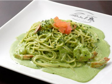 創作パスタ「エビのほうれん草ソース」