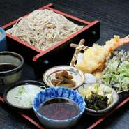 そば、天ぷら、ご飯、お漬け物のセット。ボリュームもお値段も納得いただけるセットです。