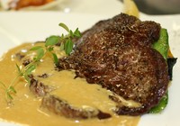 【ミニコース】前菜→スープ→牛肉ステーキ+パンorライス→デザート→ドリンク
予めかたい筋を取り除きご提供しております。
※お祝いの場合デザート+500(税込)デコレーション付きデザートも追加できます。