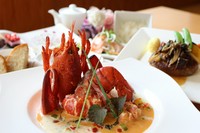 オマール海老一尾を贅沢に楽しめるフルコース
国産牛ハンバーグは+1000で牛ステーキに変更可☆誕生日や祝い事にピッタリ!
前菜/スープ/オマール1尾/パン/ハンバーグ/ライス/デザート/ドリンク