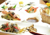 【フルコース】前菜2品→スープ→お魚料理+ゴマパン→牛ステーキ+ライス→デザート→ドリンク
※祝い事に人気です!