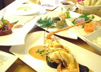 【フルコース】前菜2品→スープ→アワビと海老+ゴマパン→牛ステーキ+ライス→デザート→ドリンク
※祝い事に人気です!
※写真はロブスターですが現在アワビと海老に替わっております