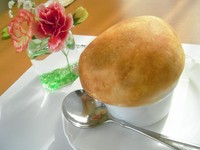 熱々のスープです♪スープの上にパイ生地ではなくピザ生地のようなパン生地をかぶせて焼いています。