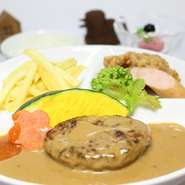 メインプレート【ハンバーグ/唐揚げ/ウインナー/ポテト】＋パン又はライス＋デザート【シャーベット】＋ジュース

※シャーベットは+110円でアイスクリームに変更可
※3/15より1230円となります。
