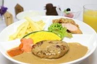 メインプレート【ハンバーグ/唐揚げ/ウインナー/ポテト】+パン又はライス+デザート【シャーベット】+ジュース
※シャーベットは+110円でアイスクリームに変更可
※3/15より1230円となります。