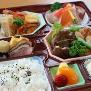 永遠の豪華なお弁当です！
お祝い事にはもちろんご法要にも多数のご利用がございます。

只今器が黒になっております。