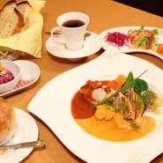 【ミニコース形式】
メイン料理が創作お魚料理のミニコース前菜→本日のスープ→只今の魚料理＆パンorライス→デザート＆Drink

※写真内デザートは＋500円デコレーション付きデザート
