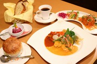 【ミニコース形式】
メイン料理が創作お魚料理のミニコース前菜→本日のスープ→只今の魚料理&パンorライス→デザート&Drink
※写真内デザートは+500円デコレーション付きデザート