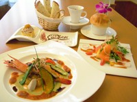 創作お魚料理のミニコース
前菜→本日のスープ→只今の魚料理&パンorライス→デザート&Drink
※写真内デザートは+500円デザート