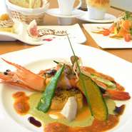 前菜→ｽｰﾌﾟ→お魚料理＋パンorライス→デザート→ドリンク

※写真内デザートは+500円(税込)デコレーション付きデザート
※12月26日～1月5日まで価格変更がございます【2250円→2500円】となります。