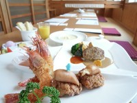 コーンスープミニ＋メインプレート(ハンバーグ・エビフライ・唐揚げ・ウインナー・ポテト)＋ﾊﾟﾝｏｒﾗｲｽ＋デコレデザート＋ジュース
【2歳～10歳】

