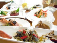 【フルコース】前菜2品→スープ→お魚料理＋ゴマパン→お肉料理＋ライス→デザート→ドリンク 



