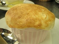 当店オリジナル人気スープです♪キノコとベーコンのを使ったクリームスープをパン生地で包みました♪