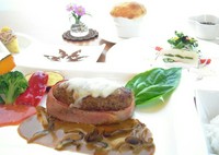 前菜→スープ→ハンバーグ＋パンｏｒライス→デザートＤｒｉｎｋ
※お祝いの場合デザート＋500円(税込)デコレーション付きデザートも追加できます。(写真内デザート)


