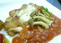 【ミニコース】前菜→スープ→チキン料理＋ゴマパンorライス→デザート→ドリンク

※お祝いの場合デザート＋500円(税込)デコレーション付きデザートも追加できます。
