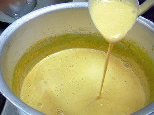 海老の風味がたまらない！自家製アメリケーヌソース