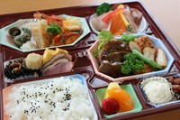 永遠の豪華なお弁当です！
お祝い事にはもちろんご法要にも多数のご利用がございます。

只今器が黒になっております。