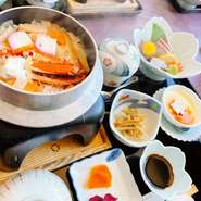 かに釜飯・刺身・小鉢・茶碗蒸し・フルーツ・お吸い物