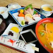 刺身・かに味噌汁・小鉢・茶碗蒸し・ご飯・漬物・フルーツ