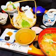 刺身・天ぷら・かに味噌汁・小鉢・茶碗蒸し・ご飯・漬物・フルーツ