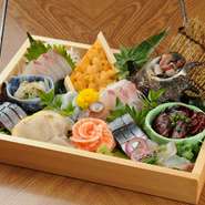 大箱に入った贅沢な刺身盛り合わせになります！