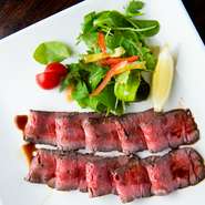 火の入れ方に細心の注意を払い、牛肉の中心まで火を通しつつもレアに仕上げています。オリジナルソースは、肉の旨味を存分に引き出してくれるような味付けに。日本酒や焼酎のような和酒とも良く合います。