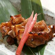 厳選した地鶏を炭火で丹精に焼きあげ、また地鶏の造り創作料理、前どれの新鮮な魚料理が味わえる。