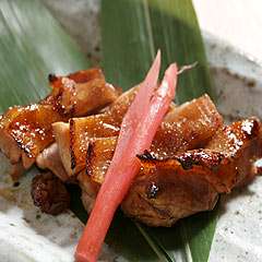 各地の厳選した地鶏を炭火で焼きあげた美味しさ